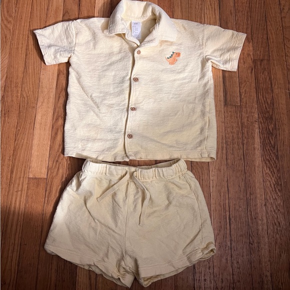 H&M Other - H&M 2T Yellow Short Sleeve Shirt and Shorts Set